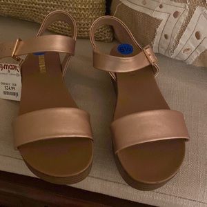 Cushionaire Bronze Summer Sandal size 6-1/2. Brand New with tags